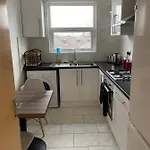 2 Bedroom Flat With Free Parking In Manchester