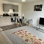 Super Mcr 1 Bed Apt + Balcony