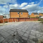 House Near City Centre & Etihad, Free Parking & Garden