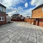 House Near City Centre & Etihad, Free Parking & Garden