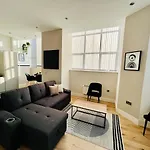 Bright And Spacious 2 Bed Apt - Sleeps Up To 6