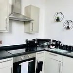 Bright And Spacious 2 Bed Apt - Sleeps Up To 6