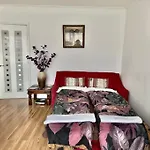 Entire 3 Bedroom House Near City Centre + Free Parking