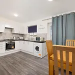 Spacious Three-Bedroom House By Real Lush Properties In Plant Hill House Manchester