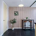 Tranquil 3 Bedroom Manchester Retreat With Parking