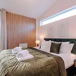 Tranquil 3 Bedroom Manchester Retreat With Parking