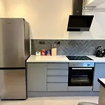 Modern City Centre Townhouse Sleeps 10 & Parking