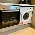 Modern City Centre Townhouse Sleeps 10 & Parking