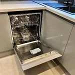 Modern City Centre Townhouse Sleeps 10 & Parking