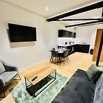 Stunning 2 Bedroom Apartment In The City Centre