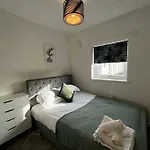 Deluxe 4 Bed House Near The Etihad By Snoozystays