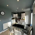 Deluxe 4 Bed House Near The Etihad By Snoozystays