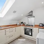 New 5 Sarah House By Truestays - 2 Bedroom Apartment - Free Parking