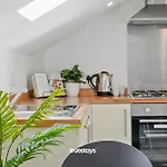 New 5 Sarah House By Truestays - 2 Bedroom Apartment - Free Parking