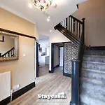 Spacious 6-Bed With Large Patio And Free Parking