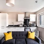 Modern & Stylish 2 Bed Apartment In Manchester