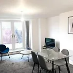 Free Parking - Lovely 2-Br Flat Near Salford Royal