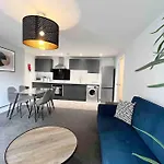 Free Parking - Lovely 2-Br Flat Near Salford Royal