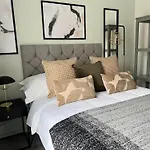Stunning Manchester City Home + Free Parking