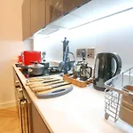 Pass The Keys Central 3 Bed Flat 8 Min Walk To City Centre