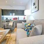 Pass The Keys Stunning King Bed Flat 9 Min Walk From Arndale