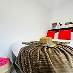 Chic Hideaway: Modern Studio In Stretford