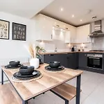 6 Guests - 3 Bedrooms - Free Wi-Fi - Manchester