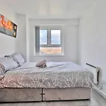City View Apartment - Free Parking - Sleeps 6 - Near City Centre - By Nmb Property