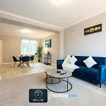 Luxurious & Homely 2 Bedroom Home By Opuluxe Properties Short Lets & Serviced Accommodation Near Manchester City Center With Free Parking