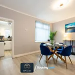 Luxurious & Homely 2 Bedroom Home By Opuluxe Properties Short Lets & Serviced Accommodation Near Manchester City Center With Free Parking