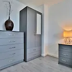 City View Apartment - Free Parking - Sleeps 6 - Near City Centre - By Nmb Property