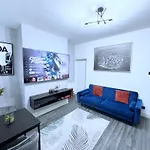 Large 4 Bedroom Townhouse With Free Parking Near Mcr Center
