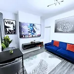 Large 4 Bedroom Townhouse With Free Parking Near Mcr Center