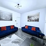 Large 4 Bedroom Townhouse With Free Parking Near Mcr Center