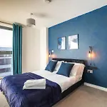 Morden 2 Bed Apartment - Manchester Old Trafford