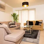 Luxury Two Bedroom Flat Opposite Coop Live N Etihad Stadium With Free Secure Parking, Netflix And Sky Tv
