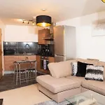 Luxury Two Bedroom Flat Opposite Coop Live N Etihad Stadium With Free Secure Parking, Netflix And Sky Tv