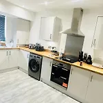 Private Modern Ensuite Room Near Etihad Stadium