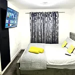 Private Modern Ensuite Room Near Etihad Stadium