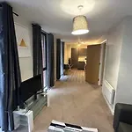 Airy 1 Bed Central Manchester Apartment Sleeps 2
