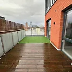 Large 1 Bed Mcr Apartment And Huge Terrace Sleeps 4