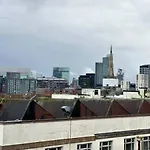 Large 1 Bed Mcr Apartment And Huge Terrace Sleeps 4