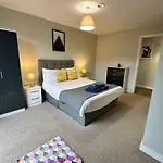 Large 1 Bed Mcr Apartment And Huge Terrace Sleeps 4