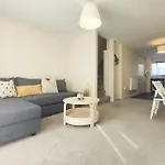 The Bushmoor - Spacious Holiday Townhouse 10 Minutes To City Centre Free Parking