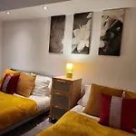 Luxury 2 Bed Apt On River, Wifi, Parking, Garden
