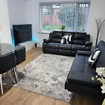 Spacious & Cosy Holiday Home In Manchester