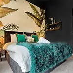 Free Parking Luxury Safari House