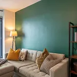 Modern And Spacious Apartment In Salford Quays