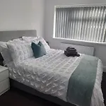Spacious & Cosy Holiday Home In Manchester