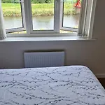 Stunning Canal View 2 Bedroom Home With Free Parking